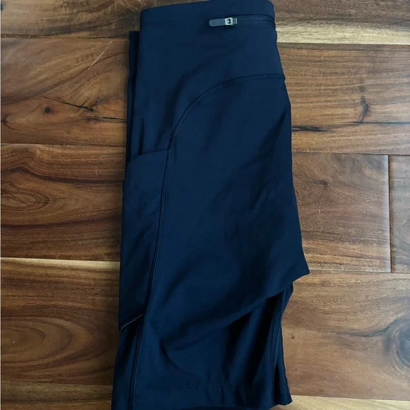 Lululemon wunder under trains with pockets | size 4 - Picture 2 of 3